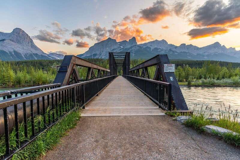 The Canmore HISTORY TOUR - Cowboys and Coal Miners 2H Walk - Walking through Canmore with a local guide
