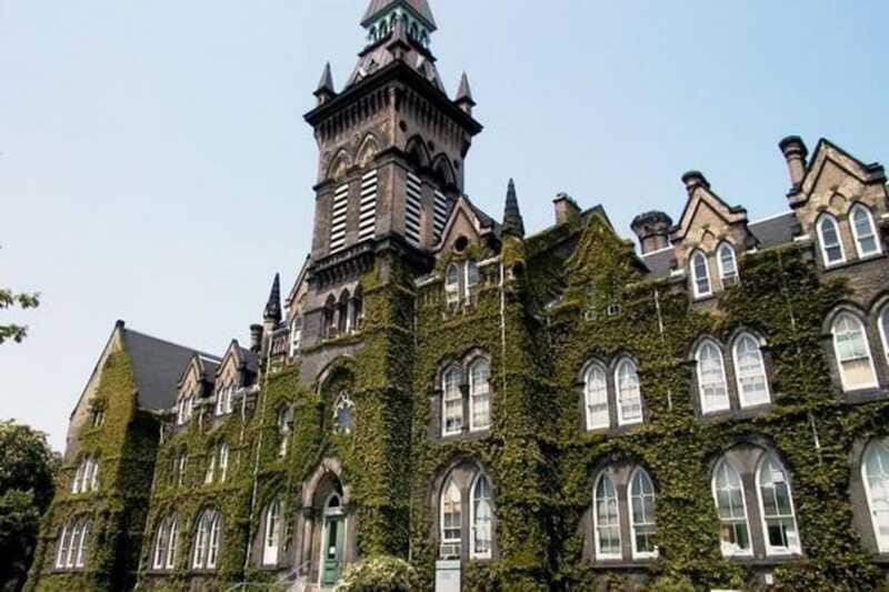 Toronto: Distillery & Old Town Private Walking Tour - Mackenzie House and a darker personal story