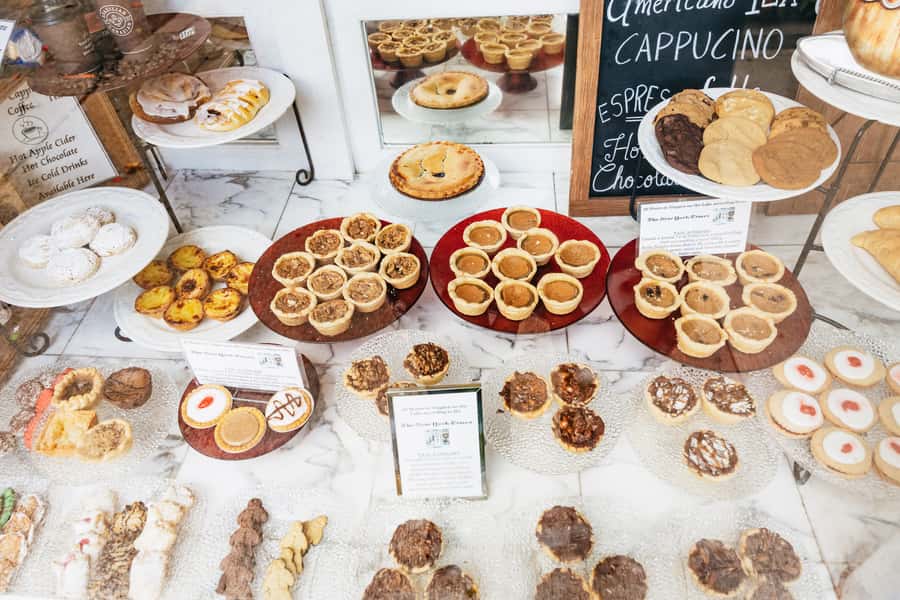 Toronto: Falls Day Tour with Boat Cruise & Niagara-the-Lake - What to bring and how to prepare