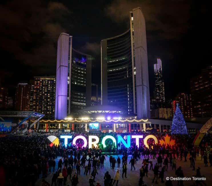Toronto: Festive Lights Bus Tour - Yorkville’s seasonal character
