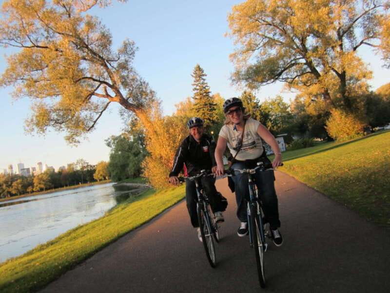 Toronto Islands: Morning or Twilight 3.5-Hour Bike Tour - Gibraltar Point Lighthouse and island stories