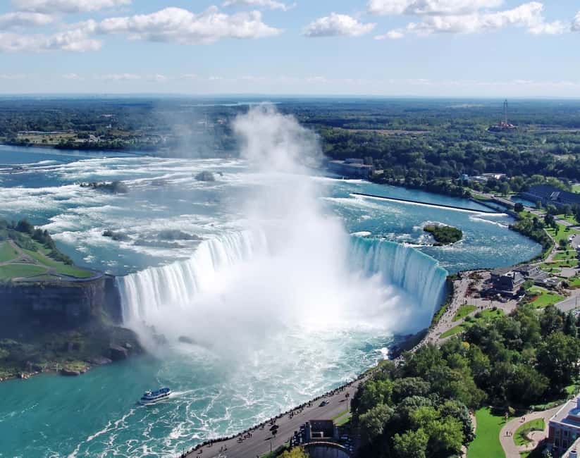 Toronto: Niagara Falls & NOTL Heritage Town Guided Day Tour - Guides, groups, and the human side of the day