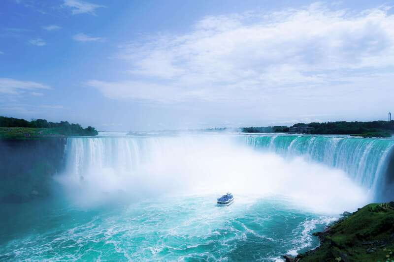 Toronto: Niagara Falls Tour with Boat and Lunch - First views of Niagara Falls