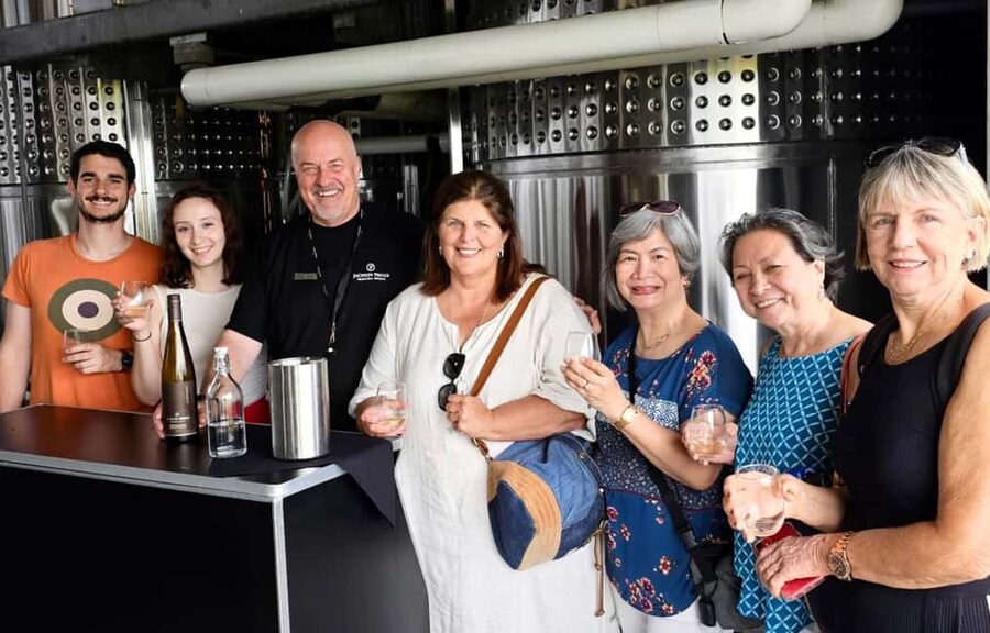 Toronto: Niagara-on-the-Lake, Wine Tasting & Chocolate Tour - Guides and the small-minibus format