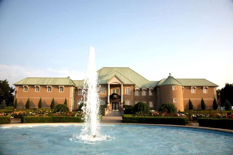 Toronto: Niagara Wineries Tasting Tour & Optional Lunch - Choosing among the three options