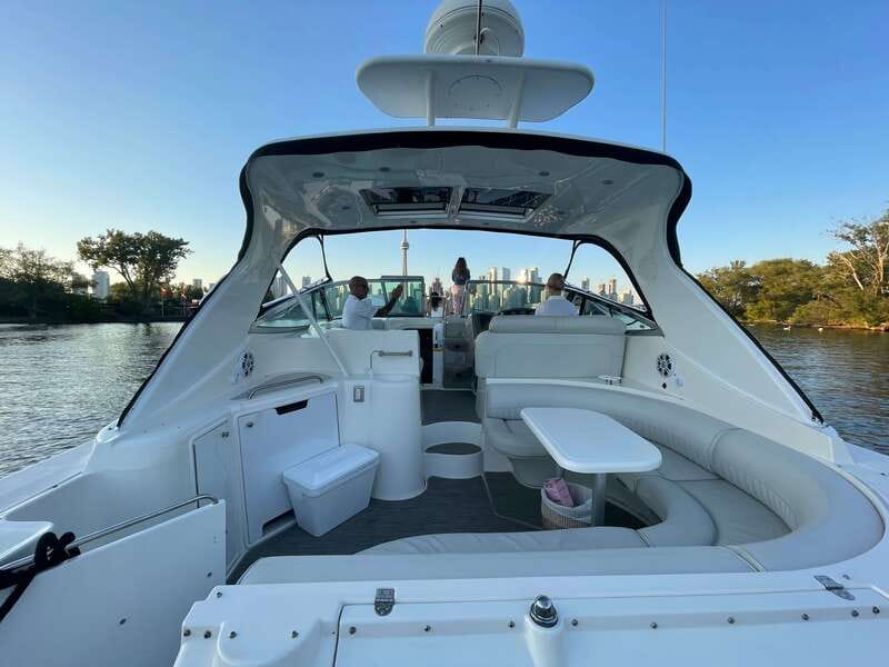 Toronto: Private Luxury Yacht Sightseeing Cruise & Prosecco - Western Harbour, the Lagoons, and Toronto Islands