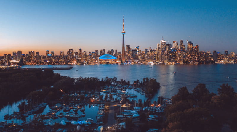 Toronto: Small Group Night Tour with Harbour Boat Cruise - Guides who shape the evening