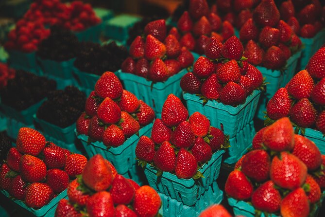 Toronto: St Lawrence Market Food Tour with 6 Food Tastings - What the guides add to the food