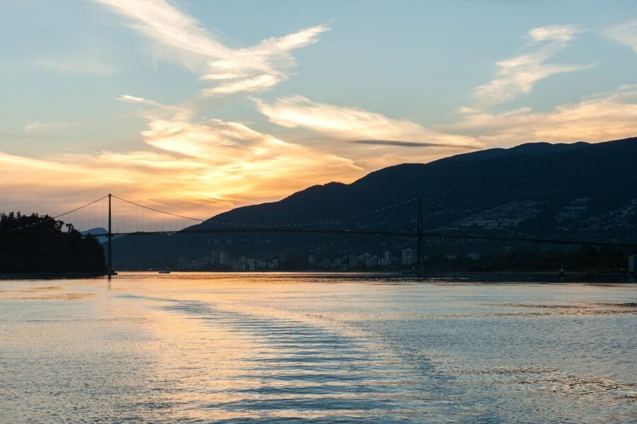 Vancouver: Evening Cruise with Dinner Buffet - Music that supports the evening