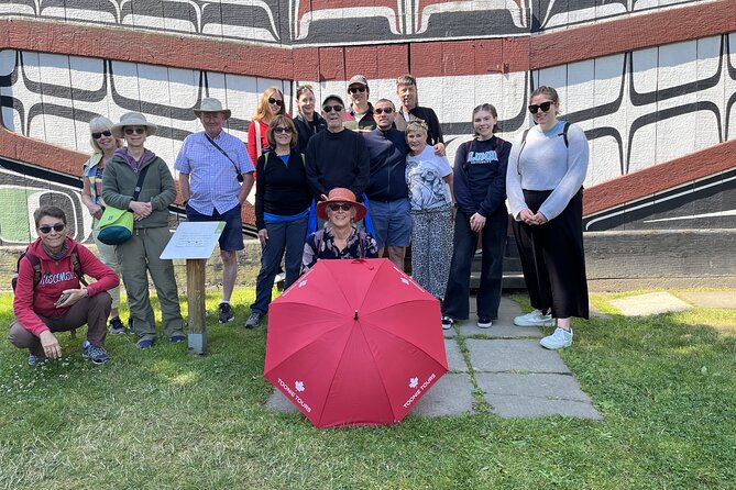 Victoria City Highlights 3 Hour Walking Tour | Grauity-Based - Thunderbird Park and Indigenous culture