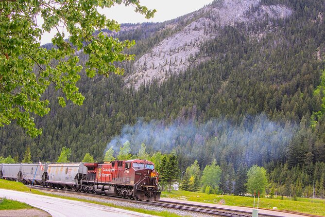 Waterfalls, Lakes & Hidden Gems – Yoho Adventure from Calgary - What the guide adds to the day